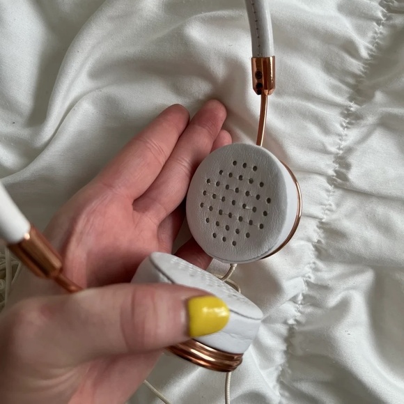 FRENDS Rose Gold Layla Over Ear Headphones - Picture 5 of 6